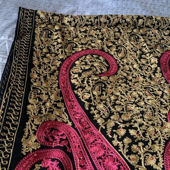 Beautiful Shawl - Picture 7 of 8